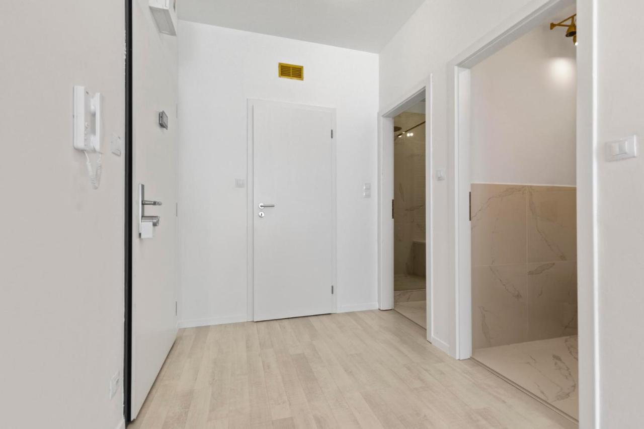 Lam Pink - Jacuzzi - Ac - Ps4 Apartment Bratislava Ngoại thất bức ảnh